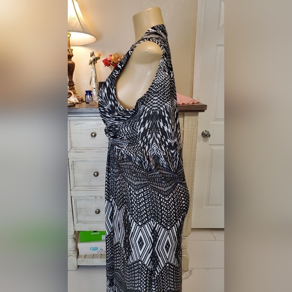 Elegant Black and White Patterned Maxi Dress - Picture 3 of 5